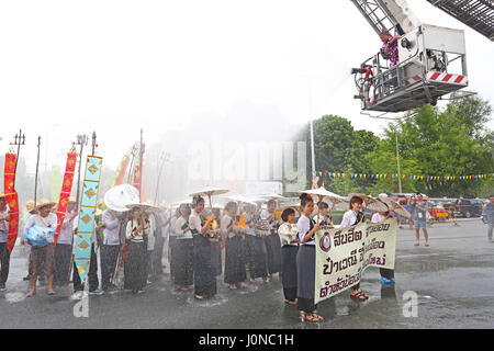 Chiang Mai, Thailandia. Il 15 aprile 2017. I vigili del fuoco hanno aderito con l'acqua le benedizioni dell'ultimo giorno del Songkran, Tailandese Anno Nuovo festival in Chiang Mai, Thailandia, comprovanti che hanno la più grande pistole ad acqua di tutti! Sono stati Supersoakers nessuna corrispondenza per i tubi flessibili ad alta pressione i vigili del fuoco sono state utilizzando e non uno scampato acqua, e non anche il vestito splendidamente ai partecipanti della giornata conclusiva parade. Credito: Paul Brown/Alamy Live News Foto Stock