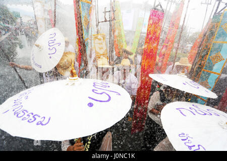 Chiang Mai, Thailandia. Il 15 aprile 2017. I vigili del fuoco hanno aderito con l'acqua le benedizioni dell'ultimo giorno del Songkran, Tailandese Anno Nuovo festival in Chiang Mai, Thailandia, comprovanti che hanno la più grande pistole ad acqua di tutti! Sono stati Supersoakers nessuna corrispondenza per i tubi flessibili ad alta pressione i vigili del fuoco sono state utilizzando e non uno scampato acqua, e non anche il vestito splendidamente ai partecipanti della giornata conclusiva parade. Credito: Paul Brown/Alamy Live News Foto Stock