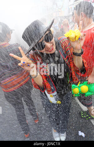 Chiang Mai, Thailandia. Il 15 aprile 2017. I vigili del fuoco hanno aderito con l'acqua le benedizioni dell'ultimo giorno del Songkran, Tailandese Anno Nuovo festival in Chiang Mai, Thailandia, comprovanti che hanno la più grande pistole ad acqua di tutti! Sono stati Supersoakers nessuna corrispondenza per i tubi flessibili ad alta pressione i vigili del fuoco sono state utilizzando e non uno scampato acqua, e non anche il vestito splendidamente ai partecipanti della giornata conclusiva parade. Credito: Paul Brown/Alamy Live News Foto Stock