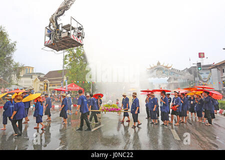 Chiang Mai, Thailandia. Il 15 aprile 2017. I vigili del fuoco hanno aderito con l'acqua le benedizioni dell'ultimo giorno del Songkran, Tailandese Anno Nuovo festival in Chiang Mai, Thailandia, comprovanti che hanno la più grande pistole ad acqua di tutti! Sono stati Supersoakers nessuna corrispondenza per i tubi flessibili ad alta pressione i vigili del fuoco sono state utilizzando e non uno scampato acqua, e non anche il vestito splendidamente ai partecipanti della giornata conclusiva parade. Credito: Paul Brown/Alamy Live News Foto Stock