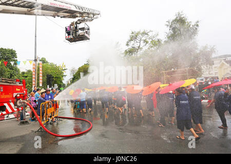 Chiang Mai, Thailandia. Il 15 aprile 2017. I vigili del fuoco hanno aderito con l'acqua le benedizioni dell'ultimo giorno del Songkran, Tailandese Anno Nuovo festival in Chiang Mai, Thailandia, comprovanti che hanno la più grande pistole ad acqua di tutti! Sono stati Supersoakers nessuna corrispondenza per i tubi flessibili ad alta pressione i vigili del fuoco sono state utilizzando e non uno scampato acqua, e non anche il vestito splendidamente ai partecipanti della giornata conclusiva parade. Credito: Paul Brown/Alamy Live News Foto Stock