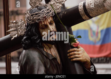 Quito Pichincha, Ecuador. Xiv Apr, 2017. In Quito si celebra la 56esima edizione della processione di Gesù di grande potenza, in centinaia di penitenti partecipare alla processione accompagnata da cucuruchos e diversi personaggi, il punto di partenza è la chiesa di San Francisco, a Quito, Ecuador, Venerdì 14 Aprile 2017. Credito: Lizbeth Lara/ACG foto/ZUMA filo/Alamy Live News Foto Stock