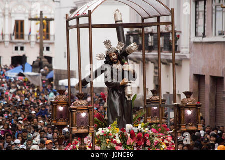 Quito Pichincha, Ecuador. Xiv Apr, 2017. In Quito si celebra la 56esima edizione della processione di Gesù di grande potenza, in centinaia di penitenti partecipare alla processione accompagnata da cucuruchos e diversi personaggi, il punto di partenza è la chiesa di San Francisco, a Quito, Ecuador, Venerdì 14 Aprile 2017. Credito: Lizbeth Lara/ACG foto/ZUMA filo/Alamy Live News Foto Stock