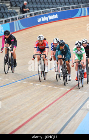 Londra, Regno Unito. Il 14 aprile, 2017. Femmina racers concentrandosi intensamente sulla linea durante una volata per la finitura a sud contee Unione Ciclistica Venerdì Santo ciclismo su pista soddisfare, Lee Valley Velodromo, Londra, Regno Unito. Il Venerdì Santo la riunione è un iconico e unico ciclismo su pista evento tenutosi nel Regno Unito che ha un 114 anni di storia. Come la sola voce aperta evento in British ciclismo su pista, si vede amatoriali e professionali piloti in lizza a fianco di ogni altro sulla stessa traccia. Credito: Michael Preston/Alamy Live News Foto Stock