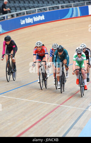 Londra, Regno Unito. Il 14 aprile, 2017. Femmina racers concentrandosi intensamente sulla linea durante una volata per la finitura a sud contee Unione Ciclistica Venerdì Santo ciclismo su pista soddisfare, Lee Valley Velodromo, Londra, Regno Unito. Il Venerdì Santo la riunione è un iconico e unico ciclismo su pista evento tenutosi nel Regno Unito che ha un 114 anni di storia. Come la sola voce aperta evento in British ciclismo su pista, si vede amatoriali e professionali piloti in lizza a fianco di ogni altro sulla stessa traccia. Credito: Michael Preston/Alamy Live News Foto Stock