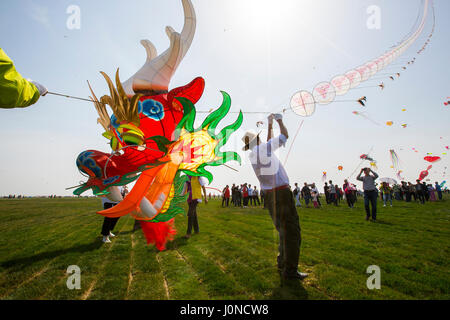 Weifang, la Cina della provincia dello Shandong. Xv Apr, 2017. Varie aquiloni sono visibili sul sito della 34th Weifang International Kite Festival in Weifang, est della Cina di Provincia di Shandong, 15 aprile 2017. Il kite annuale gala ha dato dei calci a fuori qui sabato. Credito: Wang Junrong/Xinhua/Alamy Live News Foto Stock