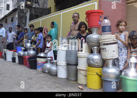 Dacca in Bangladesh. Xv Apr, 2017. A RESIDENTI DI Nakhal para a Dhaka, nel Bangladesh, attendere per la raccolta di acqua da una rete idrica. Crisi idrica ha trasformato in acuto la capitale rendendo la vita degli abitanti delle città a picco la miseria. La popolazione locale ha affermato che l'acqua alimentata da acqua di Dhaka e rete fognaria Authority (WASA) era insufficiente e in alcuni settori la musica di acqua era anche troppo inquinata e inadatti al consumo. Credito: SK Hasan Ali/Alamy Live News Foto Stock