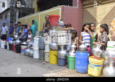 Dacca in Bangladesh. Xv Apr, 2017. A RESIDENTI DI Nakhal para a Dhaka, nel Bangladesh, attendere per la raccolta di acqua da una rete idrica. Crisi idrica ha trasformato in acuto la capitale rendendo la vita degli abitanti delle città a picco la miseria. La popolazione locale ha affermato che l'acqua alimentata da acqua di Dhaka e rete fognaria Authority (WASA) era insufficiente e in alcuni settori la musica di acqua era anche troppo inquinata e inadatti al consumo. Credito: SK Hasan Ali/Alamy Live News Foto Stock