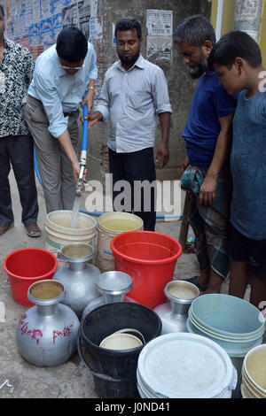 Dacca in Bangladesh. Xv Apr, 2017. A RESIDENTI DI Nakhal para a Dhaka, nel Bangladesh, attendere per la raccolta di acqua da una rete idrica. Crisi idrica ha trasformato in acuto la capitale rendendo la vita degli abitanti delle città a picco la miseria. La popolazione locale ha affermato che l'acqua alimentata da acqua di Dhaka e rete fognaria Authority (WASA) era insufficiente e in alcuni settori la musica di acqua era anche troppo inquinata e inadatti al consumo. Credito: SK Hasan Ali/Alamy Live News Foto Stock