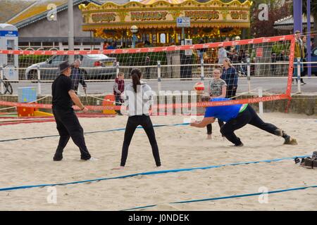 Weymouth Dorset, Regno Unito. Il 15 aprile 2017. Regno Unito Meteo. Una famiglia a giocare a beach volley presso la località balneare di Weymouth nel Dorset su cool nuvoloso giorno. Photo credit: Graham Hunt/Alamy Live News Foto Stock