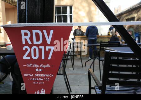 Londra, Regno Unito. Il 15 aprile, 2017. Il Royal Borough of Greenwich ospita l'inizio del 2017 Rendez-Vous TALL SHIPS REGATTA durante il weekend di Pasqua 2017 Credit: Ashok Saxena/Alamy Live News Foto Stock