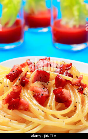 Spaghetti alla carbonara (pasta con uova e pancetta). Cucina Italiana. Foto Stock
