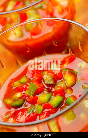 Gazpacho con un trito di peperoni rossi e verdi. Close up, obliquo foto. Foto Stock