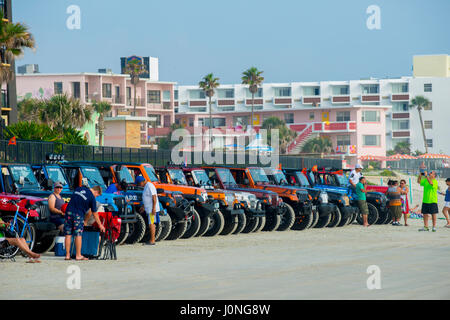 Settimana in jeep a Daytona Beach migliaia di jeep sulla spiaggia e sul percorso ad ostacoli a Daytona Speedway Foto Stock