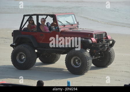 Settimana in jeep a Daytona Beach migliaia di jeep sulla spiaggia e sul percorso ad ostacoli a Daytona Speedway Foto Stock