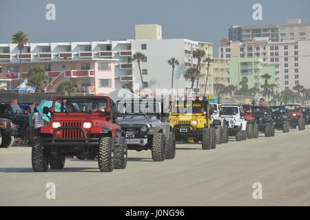 Settimana in jeep a Daytona Beach migliaia di jeep sulla spiaggia e sul percorso ad ostacoli a Daytona Speedway Foto Stock