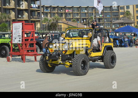 Settimana in jeep a Daytona Beach migliaia di jeep sulla spiaggia e sul percorso ad ostacoli a Daytona Speedway Foto Stock