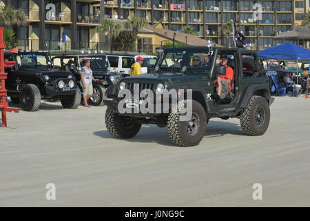 Settimana in jeep a Daytona Beach migliaia di jeep sulla spiaggia e sul percorso ad ostacoli a Daytona Speedway Foto Stock