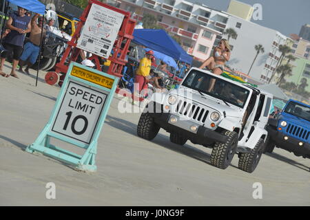 Settimana in jeep a Daytona Beach migliaia di jeep sulla spiaggia e sul percorso ad ostacoli a Daytona Speedway Foto Stock