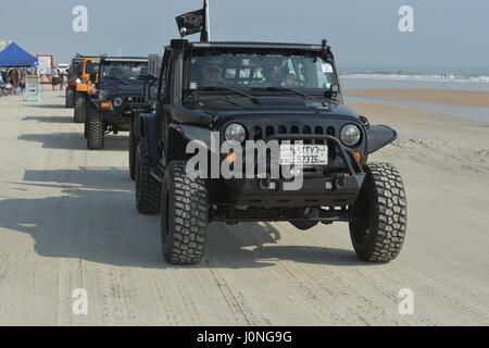 Settimana in jeep a Daytona Beach migliaia di jeep sulla spiaggia e sul percorso ad ostacoli a Daytona Speedway Foto Stock