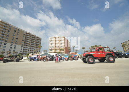 Settimana in jeep a Daytona Beach migliaia di jeep sulla spiaggia e sul percorso ad ostacoli a Daytona Speedway Foto Stock