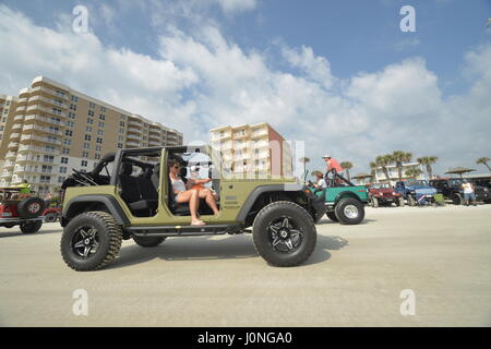 Settimana in jeep a Daytona Beach migliaia di jeep sulla spiaggia e sul percorso ad ostacoli a Daytona Speedway Foto Stock