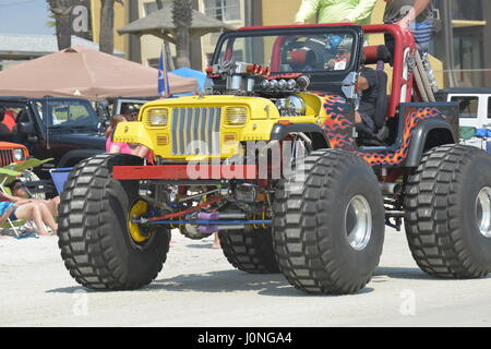 Settimana in jeep a Daytona Beach migliaia di jeep sulla spiaggia e sul percorso ad ostacoli a Daytona Speedway Foto Stock