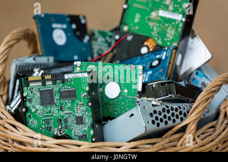 Le schede di circuito di unità a disco rigido del computer, i cavi, i collegamenti e i morsetti nel bidone dei rifiuti Foto Stock