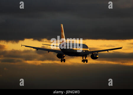 G-EUUE British Airways Airbus A320-200-1782 nc l'atterraggio all'aeroporto Heathrow di Londra al tramonto Foto Stock
