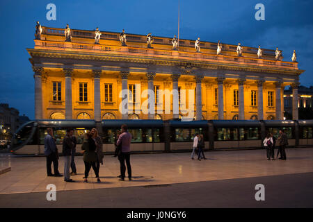 Persone e tram dal Grand Theatre - Opera National de Bordeaux, Place de la Comedie, Bordeaux, Francia Foto Stock