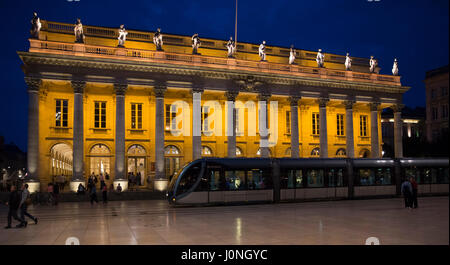 Persone e tram dal Grand Theatre - Opera National de Bordeaux, Place de la Comedie, Bordeaux, Francia Foto Stock