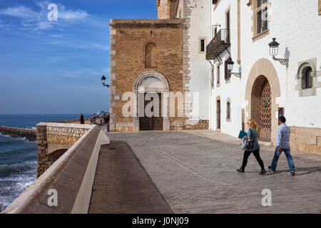 Passeggiata sul lungomare nella città vecchia di Sitges in Catalogna, Spagna Foto Stock