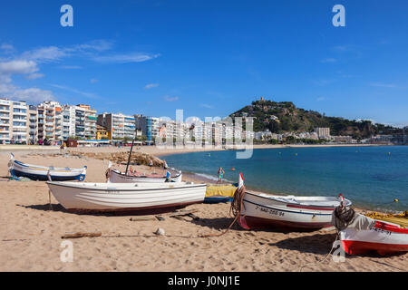 Blanes resort località balneare sulla Costa Brava in Spagna, barche per la pesca su una spiaggia sul Mar Mediterraneo e sullo skyline della città Foto Stock
