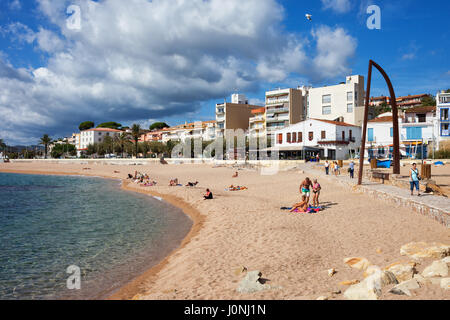 Spiaggia di Blanes, località turistica sulla Costa Brava in Spagna Foto Stock