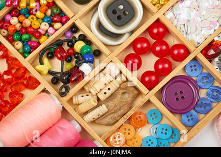 Set di accessori e gioielli per il ricamo, merceria, cucitura accessori top  view, sarta lavoro, molti oggetto per lavoro di ricamo a mano un Foto stock  - Alamy