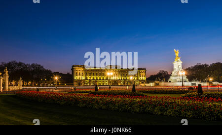 Luci al crepuscolo e tracce stellari su Buckingham Palace, London, Regno Unito Foto Stock