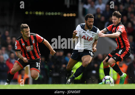 AFC Bournemouth Wilshere Jack (sinistra) e Adam Smith (destra) battaglia per la palla con il Tottenham Hotspur di Mousa Dembele (centro) durante il match di Premier League a White Hart Lane, Londra. Foto Stock