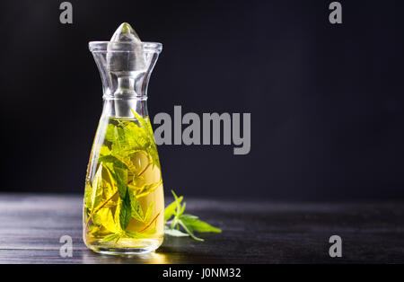 La marijuana bere alcool in una bottiglia con foglie Foto Stock