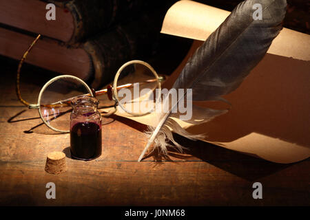 Vintage vita ancora con inkpot e penna vicino a scorrere sul tavolo di legno Foto Stock