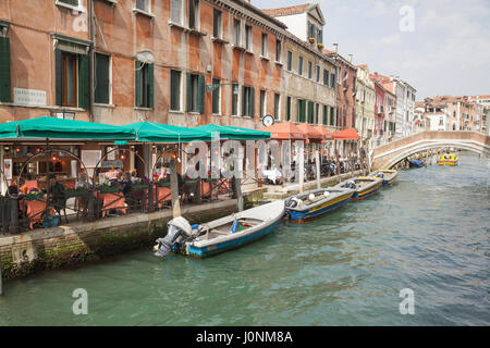 Canal con un ristorante esterno su Fondamenta San Lorenzo, Venezia, Veneto, Italia Foto Stock