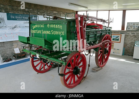 Un servizio di guardacoste carrello di salvataggio nel faro di Hook Heritage Centre, testa a gancio, County Wexford, Irlanda. Foto Stock