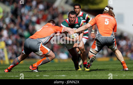 Leicester Tigers George McGuigan è affrontato da Newcastle Falcons David Wilson e Evan Olmstead durante la Aviva Premiership corrispondono a Welford Road, Leicester. Foto Stock