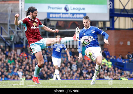 Burnley's George Boyd (sinistra) e Everton's Kevin Mirallas battaglia per la palla durante il match di Premier League a Goodison Park di Liverpool. Foto Stock