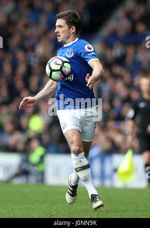 Everton's Leighton Baines durante il match di Premier League a Goodison Park di Liverpool. Stampa foto di associazione. Picture Data: Sabato 15 Aprile, 2017. Vedere PA storia Calcio Everton. Foto di credito dovrebbe leggere: Martin Rickett/filo PA. Restrizioni: solo uso editoriale nessun uso non autorizzato di audio, video, dati, calendari, club/campionato loghi o 'live' servizi. Online in corrispondenza uso limitato a 75 immagini, nessun video emulazione. Nessun uso in scommesse, giochi o un singolo giocatore/club/league pubblicazioni. Foto Stock