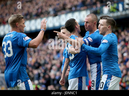 Rangers Kenny Miller (seconda a destra) celebra il suo punteggio i lati primo obiettivo durante la Ladbrokes Premiership scozzese corrispondono a Ibrox Stadium, Glasgow. Foto Stock