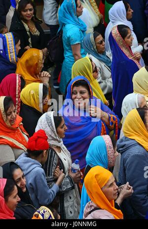 I membri della comunità sikh prendere parte al Nagar Kirtan processione attraverso Gravesend nel Kent, durante il festival di Sikh di Vaisakhi. Foto Stock