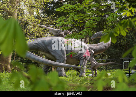 Apatosaurus & Deinonychus rapaci, Jurassic unito, Osterley Park, Londra Foto Stock