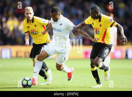 Swansea City's Jordan Ayew (centro) battaglie con il Watford Valon Behrami (sinistra) e Abdoulaye Doucoure durante il match di Premier League a Vicarage Road, Watford. Foto Stock