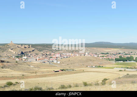 Il turismo rurale. Panorama di Molina de Aragon, a Guadalajara (Spagna). Rovine del Castello. Calda e soleggiata giornata con cielo blu d'estate. Montagne Foto Stock