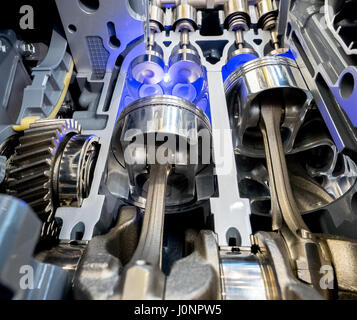 Vista interna del motore, chiudere un particolare di due pistoni nei cilindri con quattro valvole,alcuni ingranaggi a parte. Foto Stock